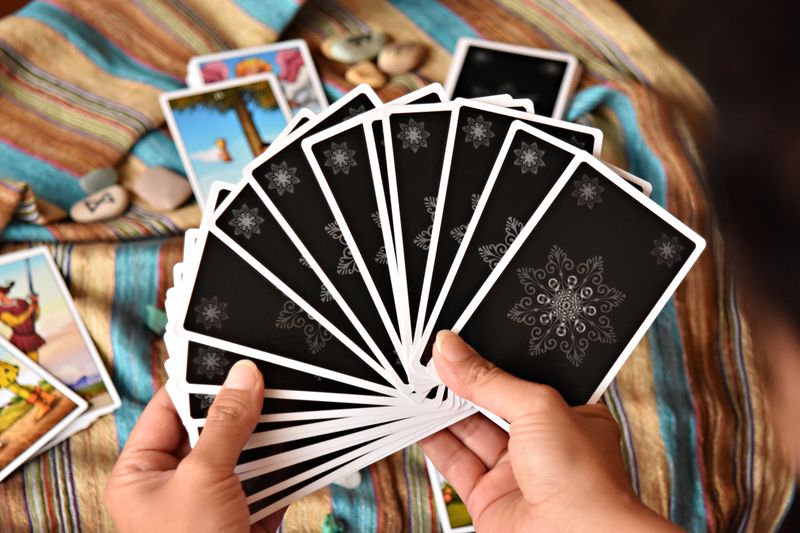 Cartes de tarot disposées sur une table