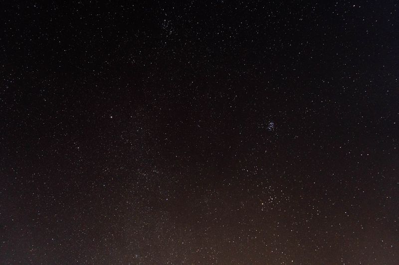Ciel nocturne avec constellations du zodiaque